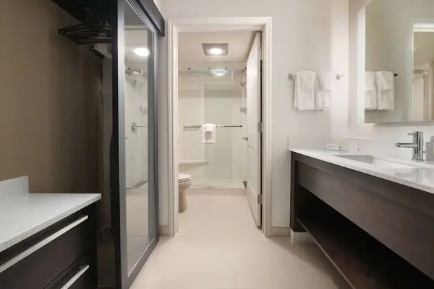 Oda, 1 Büyük (Queen) Boy Yatak ve Çekyat, Engellilere Uygun (Mobility Roll in Shower)