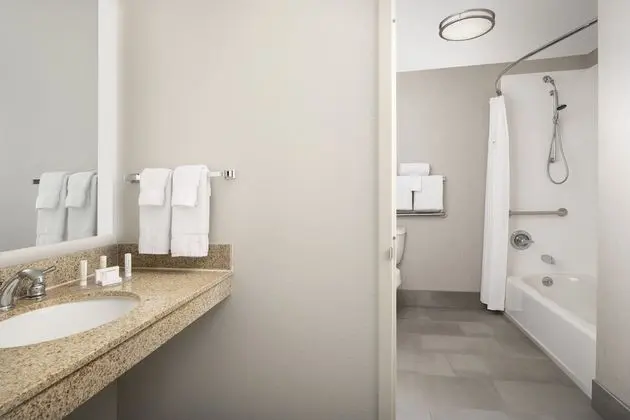 Süit, 1 Yatak Odası (Mobility Accessible, Tub)
