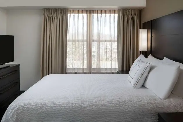 Süit, 1 Büyük (Queen) Boy Yatak ve Çekyat, Engellilere Uygun (Hearing - One Bedroom)