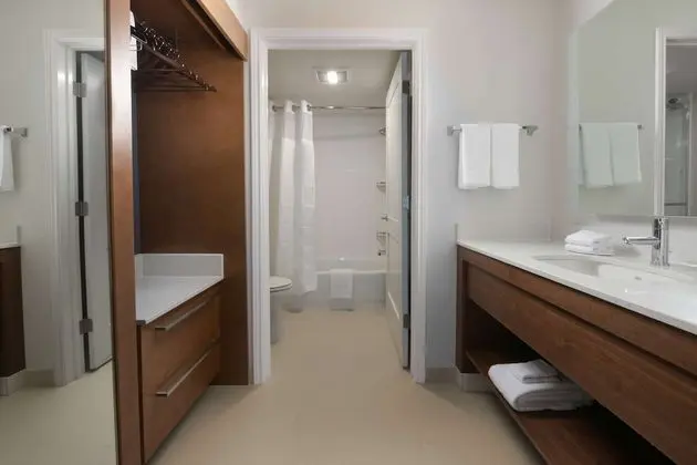 Süit, 1 Büyük (Queen) Boy Yatak ve Çekyat, Engellilere Uygun (Hearing One Bedroom)
