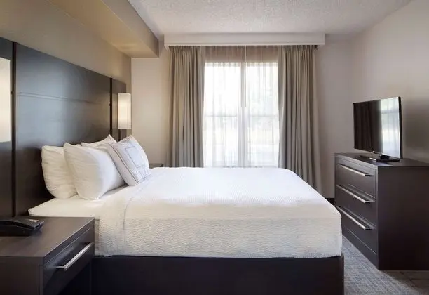 Süit, 1 Büyük (Queen) Boy Yatak ve Çekyat, Engellilere Uygun (Hearing One Bedroom)