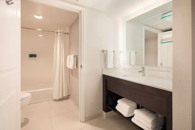Süit, 1 Büyük (Queen) Boy Yatak ve Çekyat, Engellilere Uygun (Hearing One Bedroom)