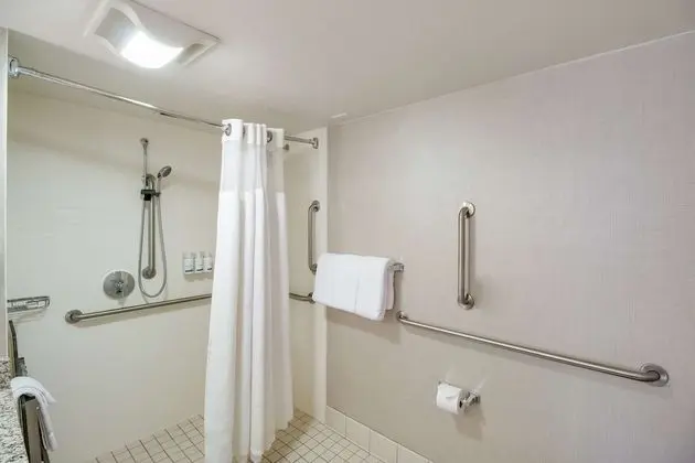 Süit, Birden Çok Yatak, Engellilere Uygun (Mobility Roll in Shower Two Bedrooms)