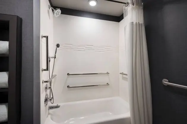Süit, 1 Yatak Odası, Engellilere Uygun, Sigara İçilmez (Mobility w/ Tub)