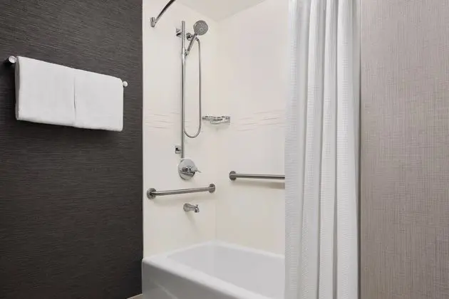 Süit, 1 Çift Kişilik Yatak (Mobility/Hearing Accessible, Tub)