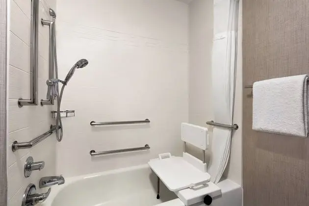 Süit, 1 Yatak Odası (Mobility/Hearing Accessible, Tub)