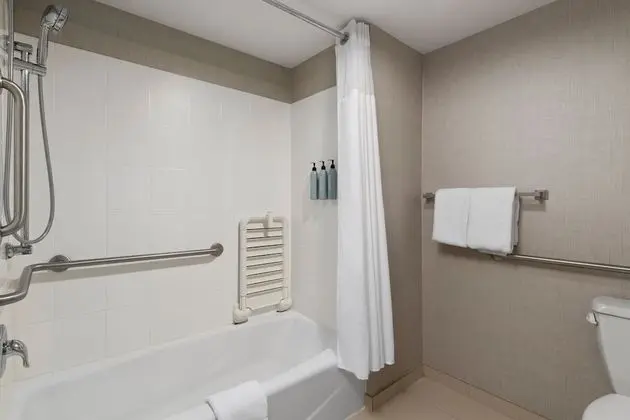 Süit, 1 Yatak Odası (Mobility Accessible, Tub)
