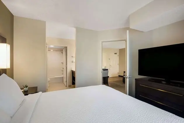 Süit, 1 Büyük (Queen) Boy Yatak ve Çekyat, Engellilere Uygun (Hearing One Bedroom)