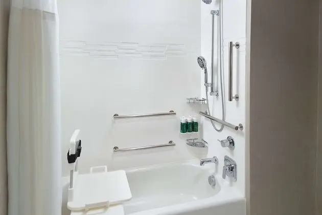 Süit, Birden Çok Yatak, Engellilere Uygun (Mobility Two Bedroom Roll In Shower)