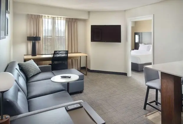 Oda, 1 Büyük (Queen) Boy Yatak ve Çekyat, Engellilere Uygun (Mobility Tub One Bedroom)