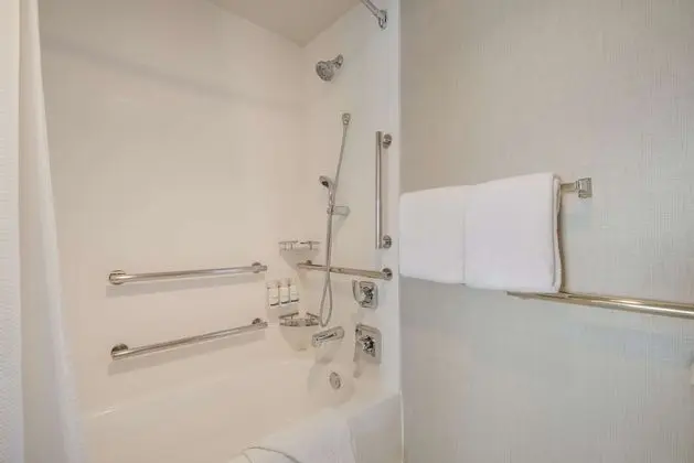 Oda, 1 Büyük (Queen) Boy Yatak ve Çekyat, Engellilere Uygun (Mobility/Hearing Roll in Shower)