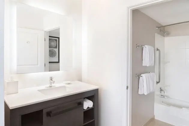 Süit, 1 Yatak Odası (Mobility/Hearing Accessible, Tub)