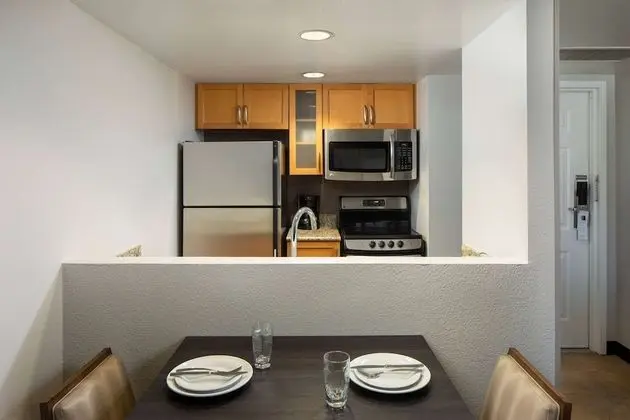 Süit, 1 Büyük (Queen) Boy Yatak ve Çekyat, Engellilere Uygun (Hearing One Bedroom)