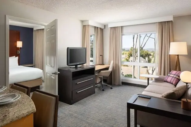 Süit, 1 Büyük (Queen) Boy Yatak ve Çekyat (Executive Corner One Bedroom)