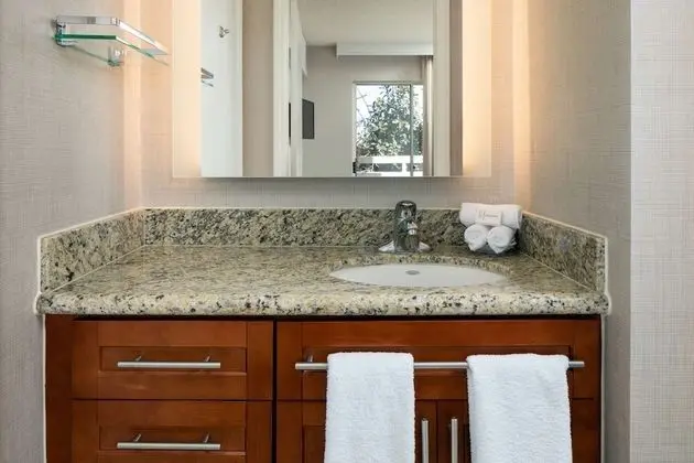 Süit, 1 Büyük (Queen) Boy Yatak ve Çekyat (Executive Corner One Bedroom)