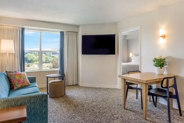 Süit, 1 Büyük (Queen) Boy Yatak ve Çekyat, Engellilere Uygun (Mobility Tub One Bedroom Bay View)