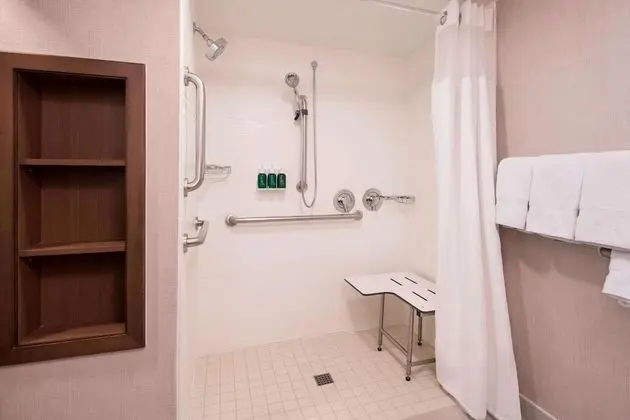 Oda, 1 Büyük (Queen) Boy Yatak ve Çekyat, Engellilere Uygun (Mobility/Hearing Roll in Shower)