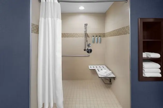 Süit, 2 Yatak Odası (Mobility/Hearing Access, Roll-In Shwr)