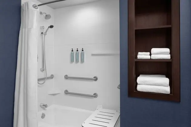 Süit, 2 Yatak Odası (Mobility/Hearing Access, Roll-In Shwr)