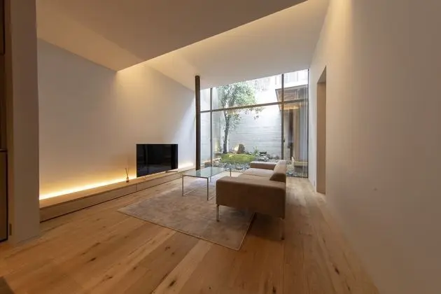 Ev (Private Vacation)