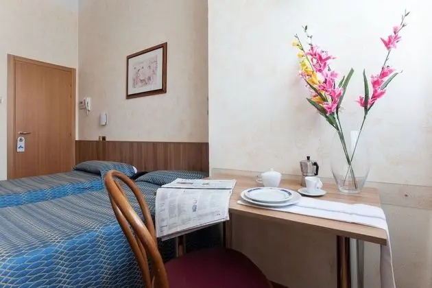 İki Ayrı Yataklı Oda, 2 Tek Kişilik Yatak, Küçük Mutfak