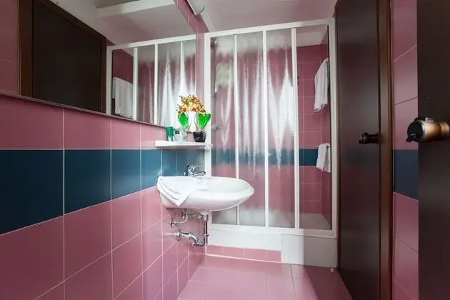 İki Ayrı Yataklı Oda, 2 Tek Kişilik Yatak, Küçük Mutfak