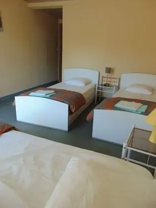 Üç Kişilik Oda, Sigara İçilmez