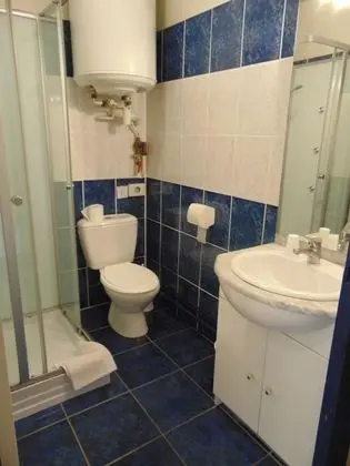 Üç Kişilik Oda, Sigara İçilmez