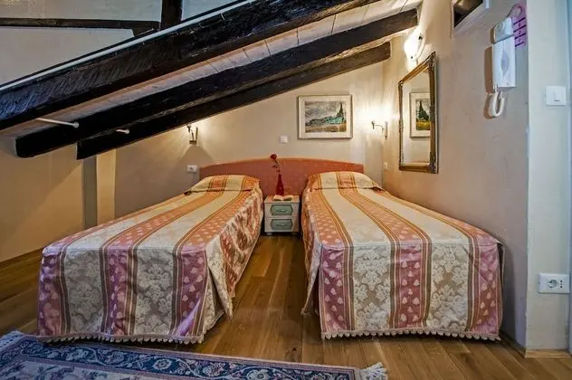 Tek Büyük Yataklı Oda (Attic)