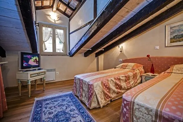 Tek Büyük Yataklı Oda (Attic)