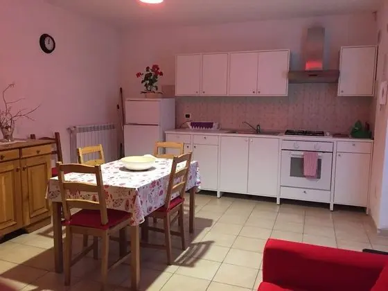 Apart Daire, Birden Çok Yatak (semi-basement level)