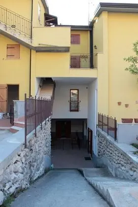 Apart Daire, Birden Çok Yatak (semi-basement level)
