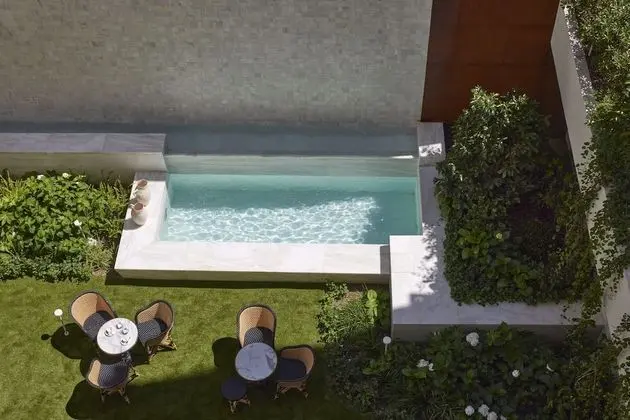 Classic Courtyard Room