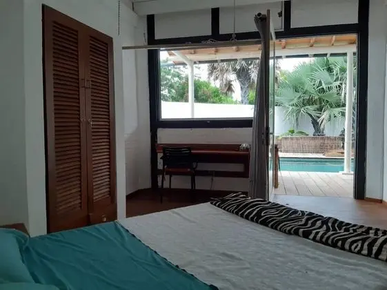Deluxe Tek Büyük Yataklı Oda, Havuz Manzaralı