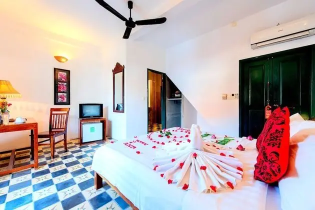 Deluxe Tek Büyük Yataklı Oda, 1 Yatak Odası, Balkon, Havuz Manzaralı