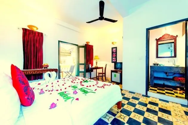 Deluxe Tek Büyük Yataklı Oda, 1 Yatak Odası, Balkon, Havuz Manzaralı
