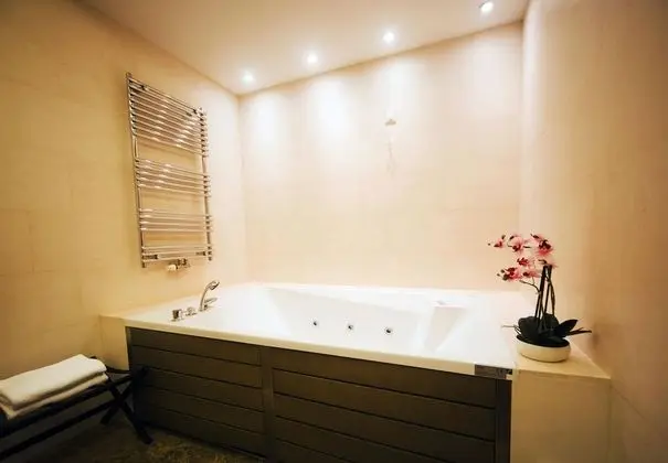 Luxury Süit, Sıcak Su Küveti