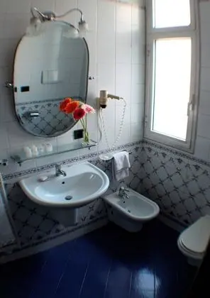 Comfort Tek Büyük Yataklı Oda, Banyolu/Duşlu, Avlu Manzaralı