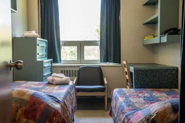 Oda, 2 Tek Kişilik Yatak, Ortak Banyo