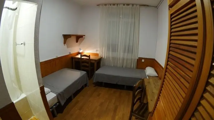 İki Ayrı Yataklı Oda, Ortak Banyo