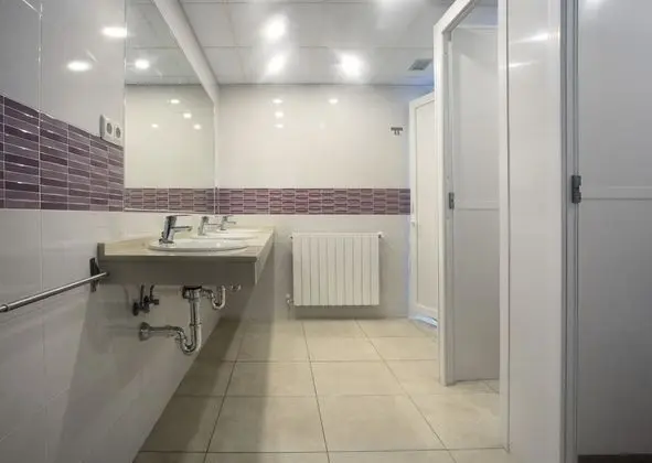 İki Ayrı Yataklı Oda, Ortak Banyo