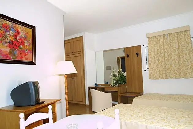 Üç Kişilik Oda