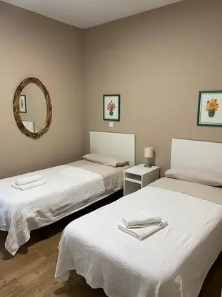 İki Ayrı Yataklı Oda, Ortak Banyo