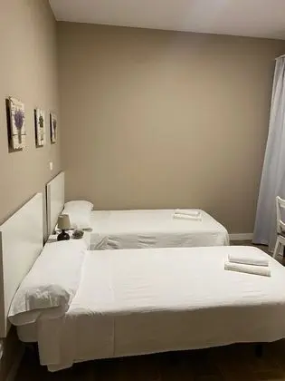 İki Ayrı Yataklı Oda, Ortak Banyo
