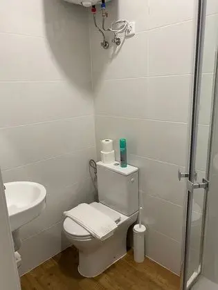 İki Ayrı Yataklı Oda, Ortak Banyo