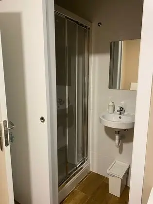 İki Ayrı Yataklı Oda, Ortak Banyo
