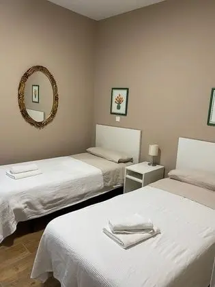 İki Ayrı Yataklı Oda, Ortak Banyo