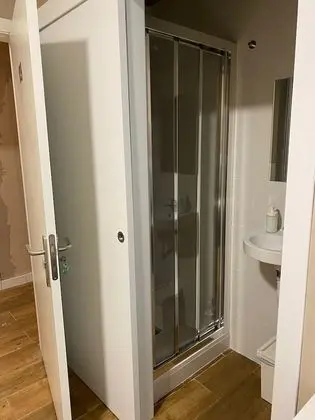 İki Ayrı Yataklı Oda, Ortak Banyo