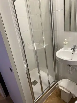 İki Ayrı Yataklı Oda, Ortak Banyo
