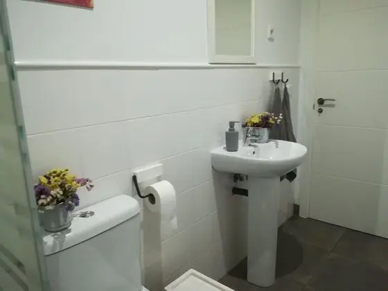 İki Ayrı Yataklı Oda, Ortak Banyo
